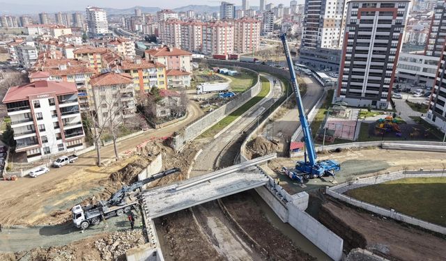 Kastamonu'da iki yaka yeniden birleşti: Kirişler yerleştiriliyor