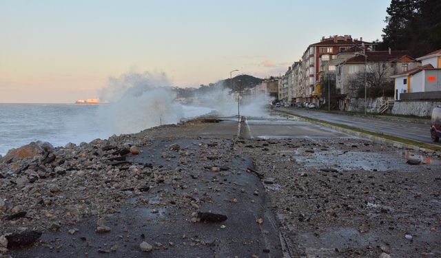 Kastamonu sahilinde fırtına sahilde hasara yol açtı: 5 metrelik dalgalar caddeye taştı!