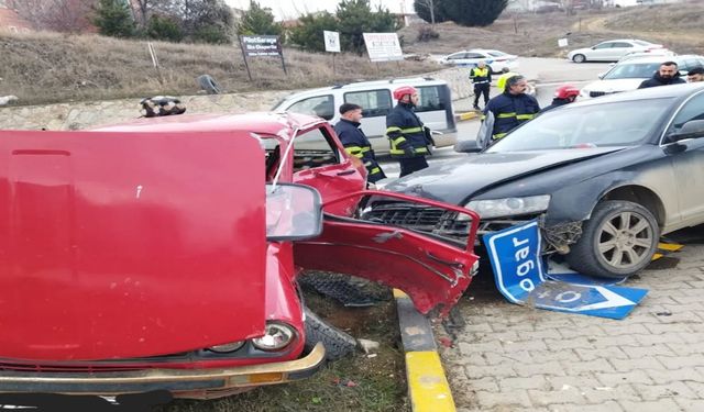 Kastamonu’da 2 Otomobil Çarpıştı: 1 Kişi Yaralandı