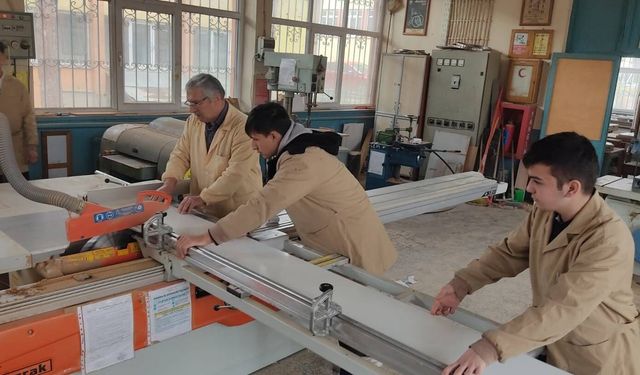 Kastamonu'da öğrenciler ihtiyaç sahibi ailenin mutfağını yeniledi