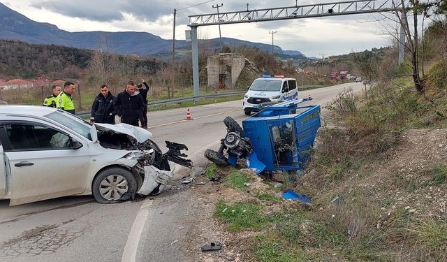 Kastamonu'da otomobil ile pat pat çarpıştı: Feci kazada 3 kişi yaralandı (Detaylar)