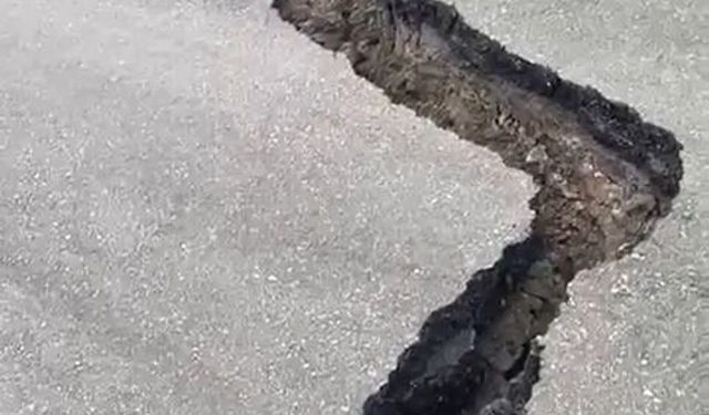 Kastamonu'da yol yarıldı! Vatandaşlar dikkat: Heyelan tehlikesi sürüyor!