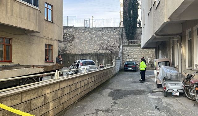 Kastamonu'nun İlçesinde İstinat Duvarı Çöktü, 7 Araç Hurdaya Döndü