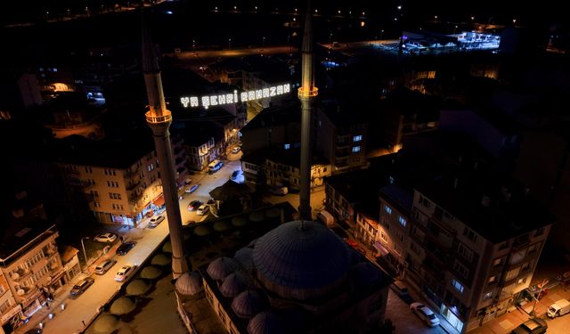 Taşköprü'deki camiye Ramazan mahyası asıldı