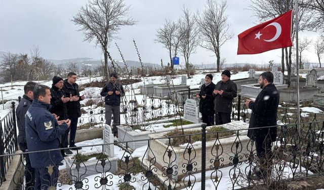 Kastamonu şehidini kabri başında andı