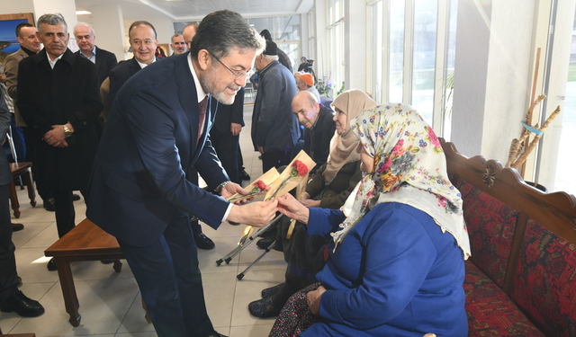 Bakan Yumaklı, Kastamonu Huzurevindeki Kadınlara 8 Mart Sürprizi Yaptı