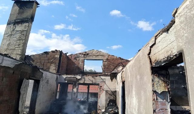 Korkutan yangın: İki katlı ahşap ev kül oldu!