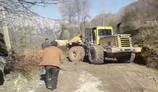 Kastamonu'da heyelan yolu kapattı: Ekipler müdahale etti