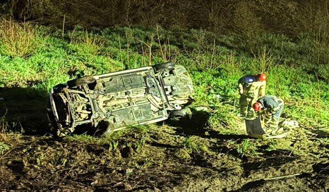 Yağış nedeniyle kontrolden çıkan otomobil şarampole devrildi