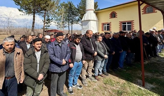 Taşköprü'de toprağa verildi: Cenaze namazına Milletvekili Halil Uluay'da katıldı