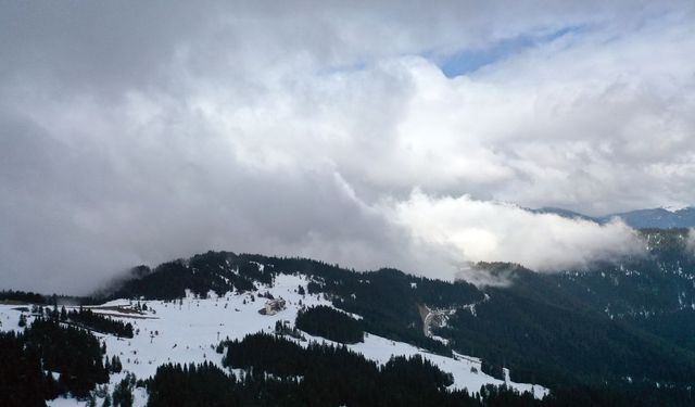Ilgaz Dağı’nda sis büyüledi: Doğa manzarası havadan görüntülendi