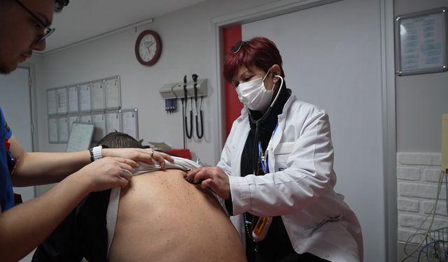 Kanserle mücadele eden doktor görevi bırakmadı: Kemoterapi alırken hastalarına koşuyor