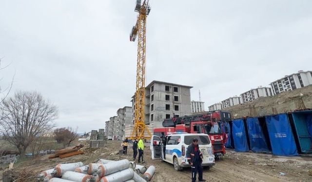 Komşuda işçi krizi: Paralarını alamayan 2 işçi kule vincin üzerine çıktı