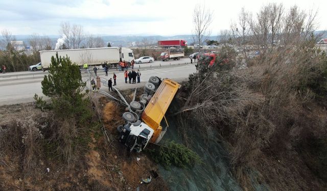 Kastamonu'da direksiyon başında fenalaştı: Şarampole devrildi (Detaylar)