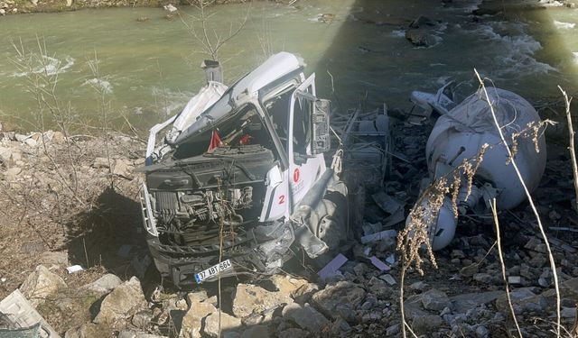 Kastamonu'da feci kaza: Köprüden düşen beton mikserinin sürücüsü ağır yaralandı!