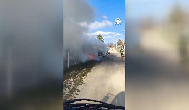 Kastamonu'da park halindeki otomobil alev alev yandı