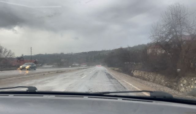 Kastamonu'da sağanak yağış sürücülere zorluk yaşattı