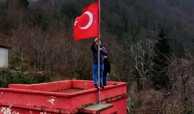 Kastamonu'da Türk bayrağını yenileyen gençler takdir topladı