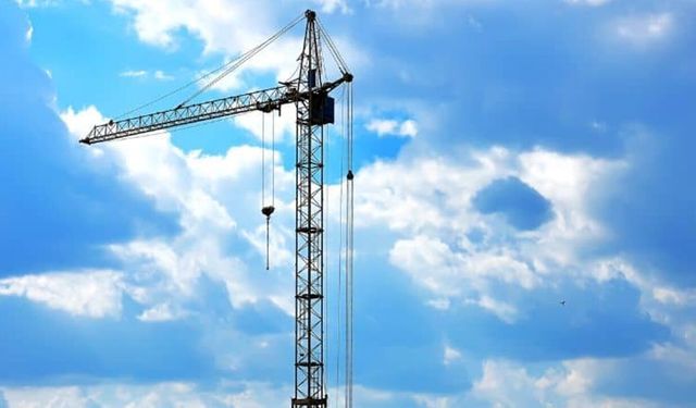 Kastamonu'da inşaat işçisi alacağı için kule vincine çıktı!