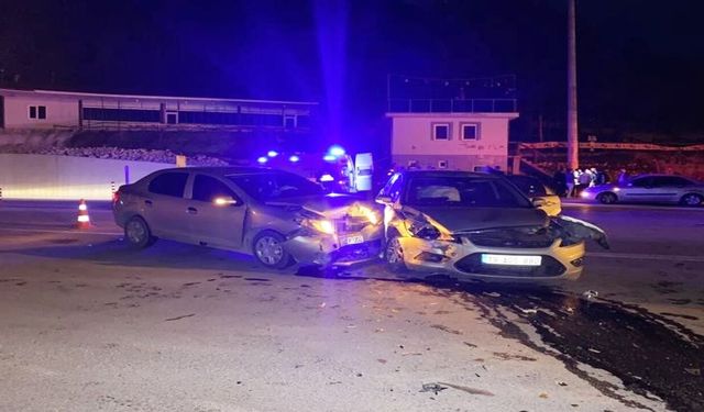 2 otomobil kafa kafaya çarpıştı: 6 yaralı