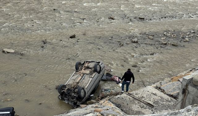 Otomobil ırmağa uçtu! 1 kişi yaralandı: Hanönü Belediye Başkanı yaralıyla ilgilendi!
