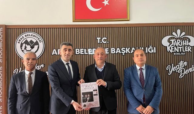 Ramazan Gazetesi Kastamonu'nun ilçe belediye başkanına takdim edildi