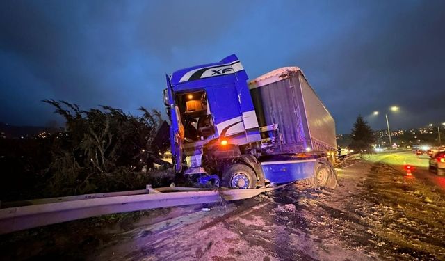 Kontrolden çıkan tır devrildi: Sürücü yaralandı