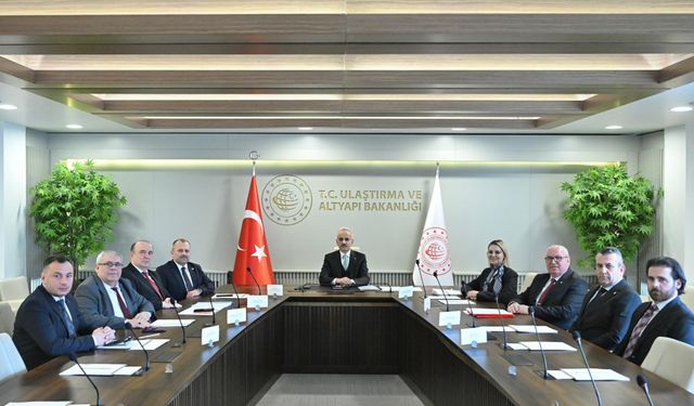 Ulaştırma ve Altyapı Bakanı Uraloğlu Kastamonu Heyetini Bakanlıkta Kabul Etti