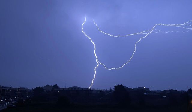 Kastamonu'da geceyi şimşekler aydınlattı