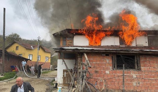 İki ev alev alev yanmıştı: Hanönü’ndeki korkutan yangında Başkan Yamalı'dan destek