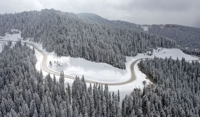 Kastamonu'da Ilgaz Dağı'nda kar yağışı etkili oluyor: Zirveler yeniden beyaza büründü