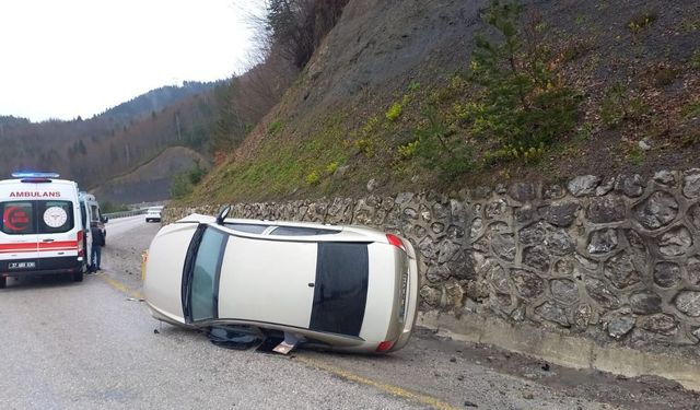Kastamonu-İnebolu yolunda otomobil devrildi: 2 kişi yaralandı
