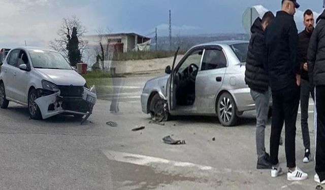 Havalimanı kavşağında iki otomobil çarpıştı!