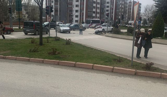 Kastamonu’da ışıklarda kaza: İki araç çarpıştı