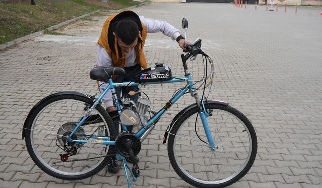 Kastamonu'da bisikleti topladığı malzemelerle mobilete çevirdi