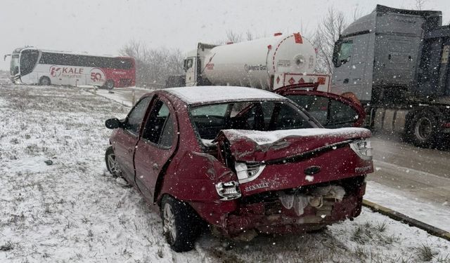 Kastamonu’da kar yağdı, kaza kaçınılmaz oldu: 4 araç birbirine girdi