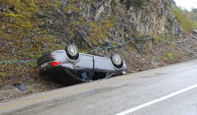 Kastamonu’da kontrolden çıkan araç şarampole devrildi