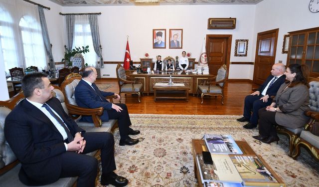 Kastamonu'da öğrenciler Vali Dallı'yı ziyaret etti