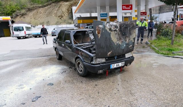Kastamonu'da otomobil alev aldı: Yaşanan anlar kameraya yansıdı!