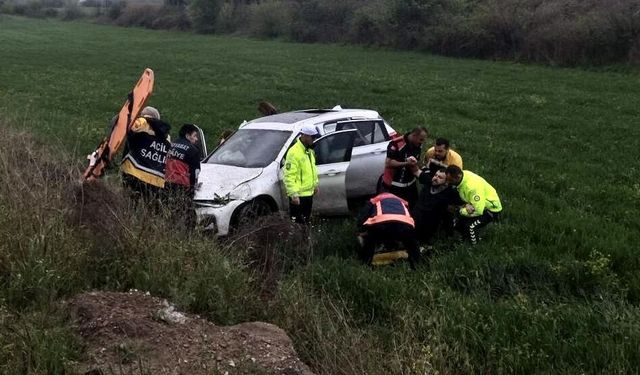 Sinop-Kastamonu kara yolunda tarlaya devrilen otomobildeki 3 kişi yaralandı