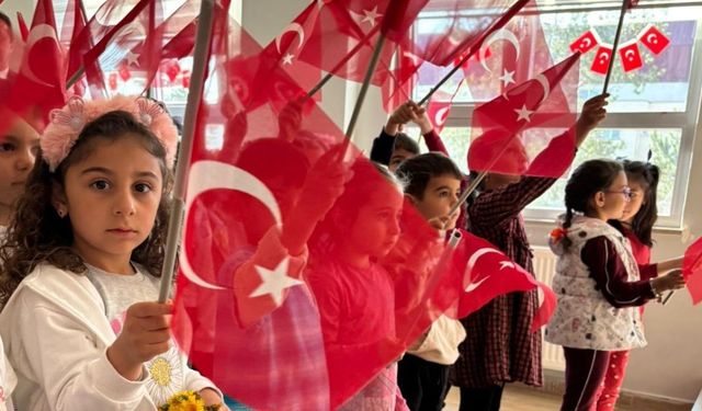 Taşköprü’de öğrenciler okula Türk bayraklarıyla geldi