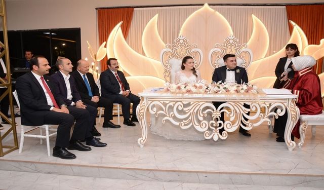 Çorum ve Kastamonu protokolü bu düğünde buluştu: Kastamonu Valisi nikah şahidi oldu