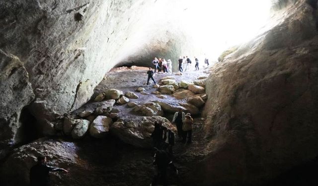 Kastamonu'da üniversiteli gençler İntaş Mağarasına girdi