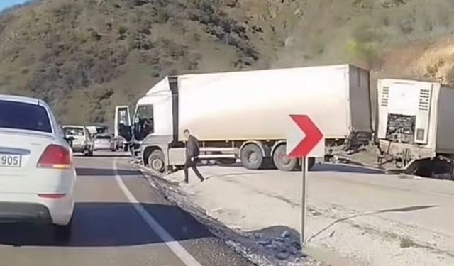 Kastamonu Ilgaz Çankırı yolunda korkutan kaza: Çift dorseli kamyon şarampole uçtu