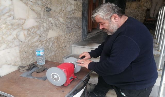 Hanönü'de Kurban Bayramı öncesi bıçak bileme mesaisi arttı