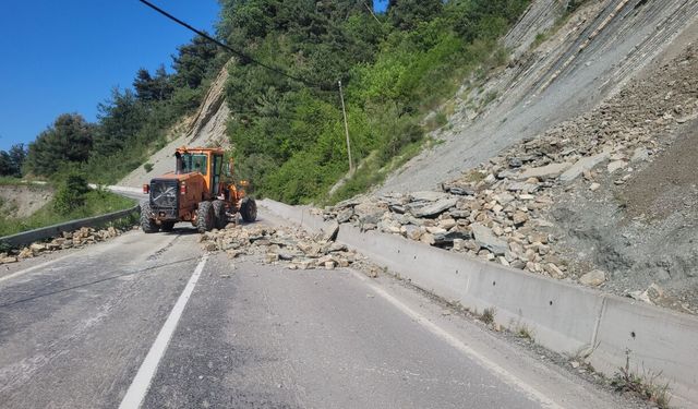 Son Dakika! İnebolu yolunda heyelan: Yol kapandı