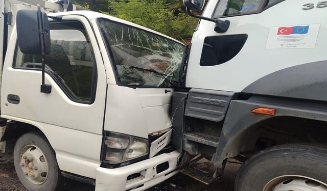 Son dakika: Kastamonu'da çöp kamyonları çarpıştı