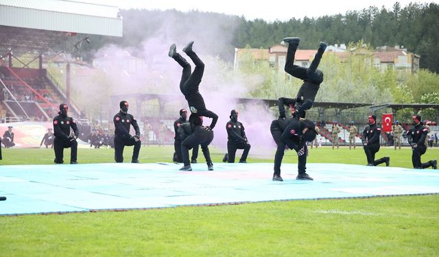 Kastamonu’da komandoların gösterisi nefes kesti: 19 Mayıs coşkusu Türkiye’yi sardı