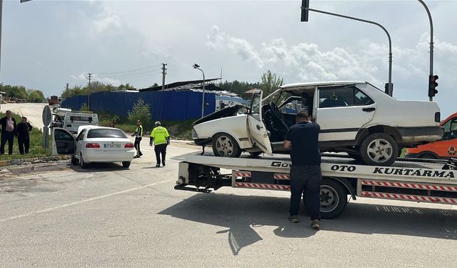 Kastamonu’da feci kaza: İki otomobil hurdaya döndü