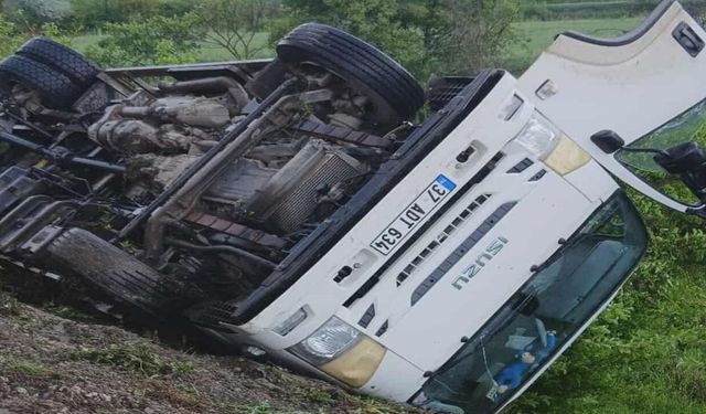 Feci kaza: Kastamonu plakalı kamyon devrildi